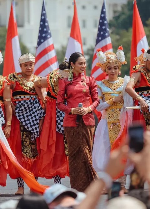 Cantik dan Anggunnya Andien Aisyah Berkebaya Merah saat Nyanyi di Amerika Serikat