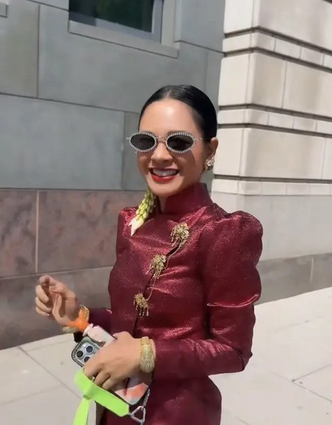 Cantik dan Anggunnya Andien Aisyah Berkebaya Merah saat Nyanyi di Amerika Serikat