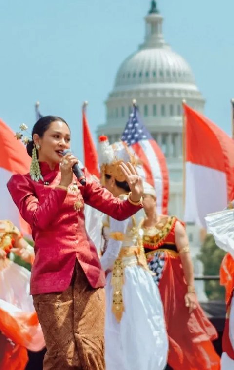 Cantik dan Anggunnya Andien Aisyah Berkebaya Merah saat Nyanyi di Amerika Serikat