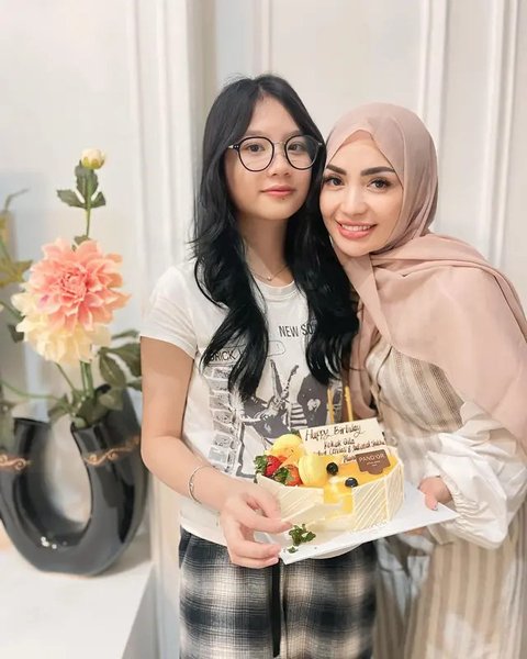 Jarang Tersorot, Potret Aqila Ramadhani Anak Sambung Zaskia Gotik yang Makin Cantik & Kini Genap Berusia 13 Tahun