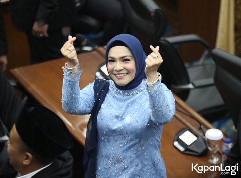 8 Potret Astrid Kuya Saat Dilantik Sebagai Anggota DPRD, Mengaku Sering Dipandang Remeh - Menghadapi Intimidasi