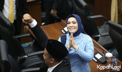 8 Potret Astrid Kuya Saat Dilantik Sebagai Anggota DPRD, Mengaku Sering Dipandang Remeh - Menghadapi Intimidasi