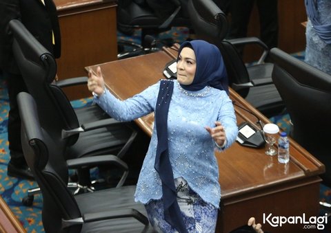 8 Potret Astrid Kuya Saat Dilantik Sebagai Anggota DPRD, Mengaku Sering Dipandang Remeh - Menghadapi Intimidasi