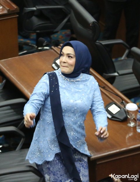 8 Potret Astrid Kuya Saat Dilantik Sebagai Anggota DPRD, Mengaku Sering Dipandang Remeh - Menghadapi Intimidasi