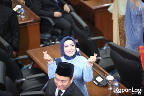 8 Potret Astrid Kuya Saat Dilantik Sebagai Anggota DPRD, Mengaku Sering Dipandang Remeh - Menghadapi Intimidasi