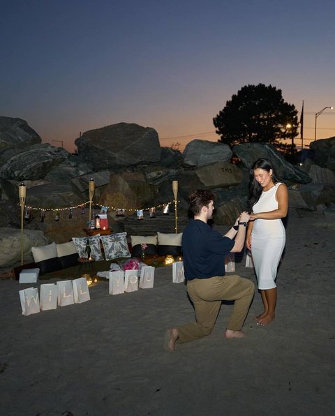 Potret Deluna Darmawan Anak Sambung Terry Putri Baru Saja Dilamar Pacar Bulenya, Romantis Banget di Pinggir Pantai