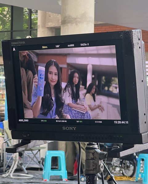 8 Potret Prilly Latuconsina saat Syuting Iklan Sampo, Rambutnya Menawan dan Sangat Cantik!