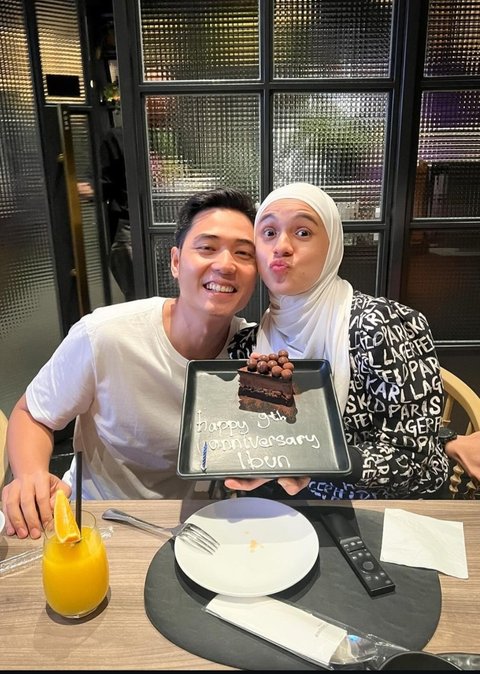 Nycta Gina dan Rizky Kinos Rayakan Anniversary ke-9, Hadiahnya Kasih Sayang yang Tulus serta Tumblr untuk Ngopi