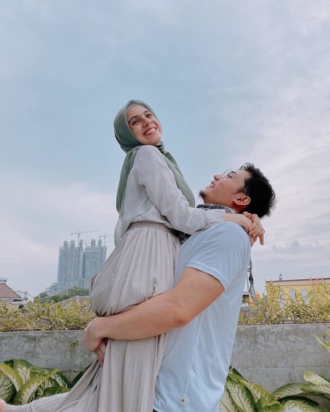 Nycta Gina dan Rizky Kinos Rayakan Anniversary ke-9, Hadiahnya Kasih Sayang yang Tulus serta Tumblr untuk Ngopi