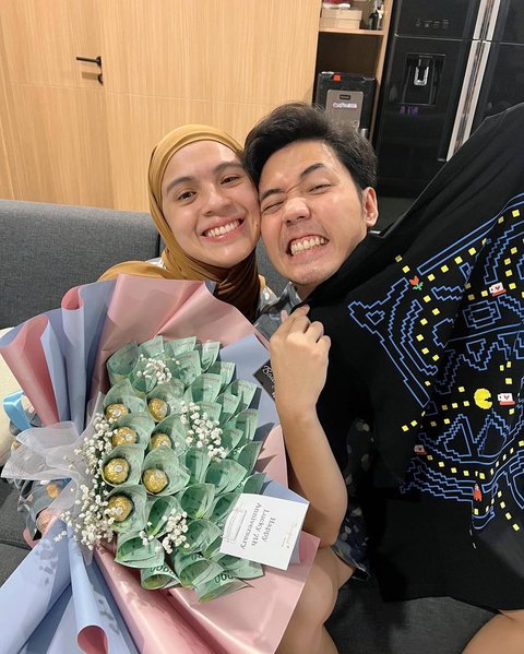 Nycta Gina dan Rizky Kinos Rayakan Anniversary ke-9, Hadiahnya Kasih Sayang yang Tulus serta Tumblr untuk Ngopi