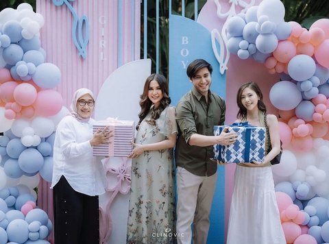 8 Potret Vicy Melanie, Istri Kevin Aprilio, Adakan Acara Gender Reveal, Segera Dikaruniai Anak perempuan - Memes Sangat Bahagia