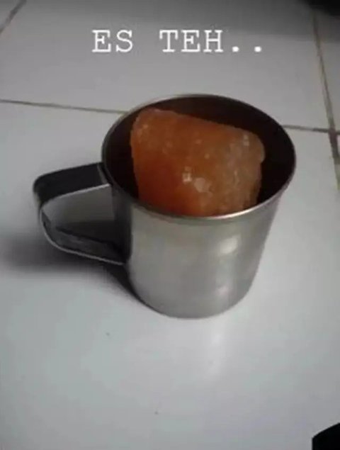 Potret kocak orang minum es teh (Sumber: 1cak.com)