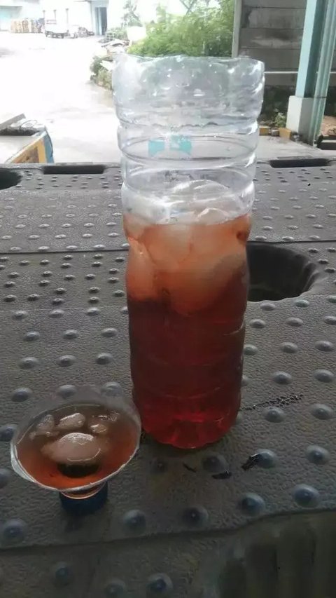 Potret kocak orang minum es teh (Sumber: 1cak.com)