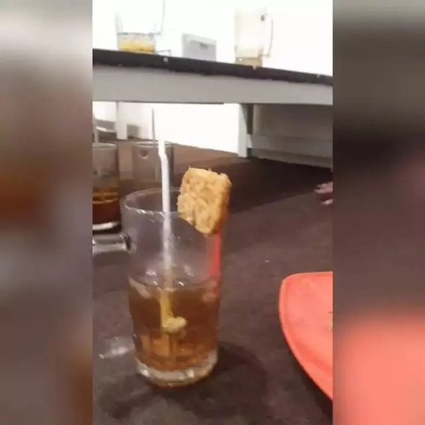 Potret kocak orang minum es teh (Sumber: 1cak.com)