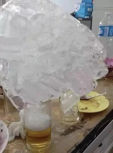 Potret kocak orang minum es teh (Sumber: 1cak.com)