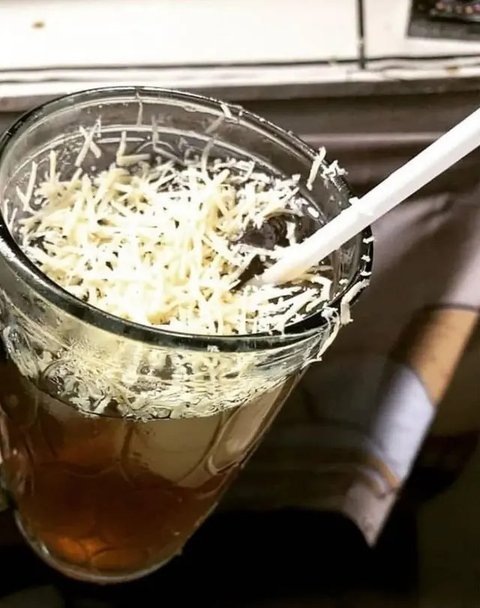Potret kocak orang minum es teh (Sumber: 1cak.com)