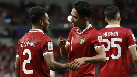 Pemain Timnas Indonesia, Yance Sayuri (kiri) dan Yakob Sayuri berfoto bersama setelah melawan Burundi pada pertandingan kedua FIFA Matchday di Stadion Patriot Candrabhaga, Bekasi, Selasa (