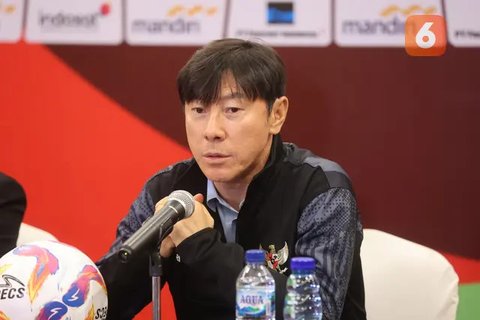 Pemain Timnas Indonesia, Yance Sayuri (kiri) dan Yakob Sayuri berfoto bersama setelah melawan Burundi pada pertandingan kedua FIFA Matchday di Stadion Patriot Candrabhaga, Bekasi, Selasa (