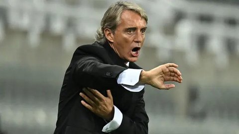 Roberto Mancini (tengah), menjalani tugas perdananya sebagai pelatih Timnas Arab Saudi dalam laga uji coba melawan Timnas Kosta Rika yang berlangsung di St James Park, Inggris, Sabtu (9/9/202
