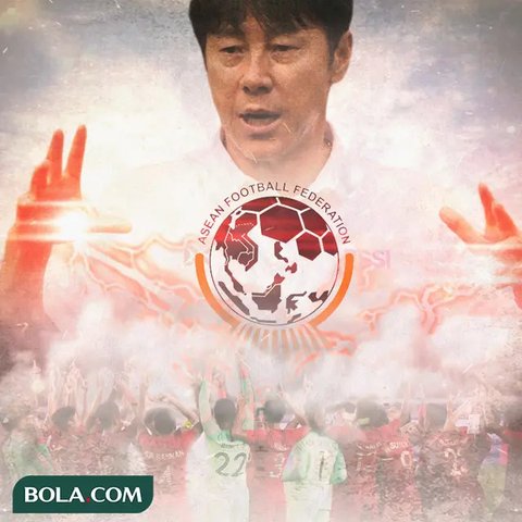 Bek Timnas Indonesia U-19, Alfharezzi Buffon, memakai pelindung kepala setelah mengalami cedera saat bersua Malaysia di Stadion Gelora Bung Tomo, Surabaya, Sabtu (27/7/2024). (Bola.com/Aditya