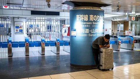 FOTO: Layanan Kereta Cepat Shinkansen Lumpuh Akibat Terjangan Topan Shanshan di Jepang