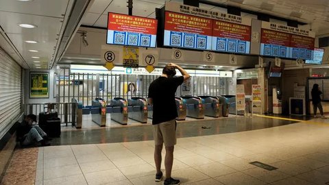 FOTO: Layanan Kereta Cepat Shinkansen Lumpuh Akibat Terjangan Topan Shanshan di Jepang