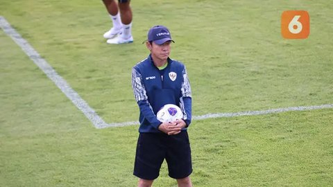 Pelatih Timnas Indonesia, Shin Tae-yong (kiri) dan pemainnya, Marselino Ferdinan berfoto bersama saat konferensi pers mengelang laga semifinal Piala AFF 2022 antara Timnas Indonesia melawa