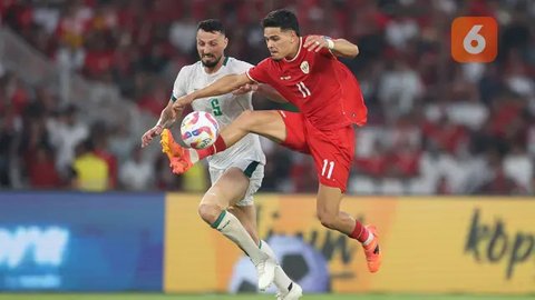 Pelatih Timnas Indonesia, Shin Tae-yong (kiri) dan pemainnya, Marselino Ferdinan berfoto bersama saat konferensi pers mengelang laga semifinal Piala AFF 2022 antara Timnas Indonesia melawa