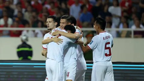 Pelatih Timnas Indonesia, Shin Tae-yong (kiri) dan pemainnya, Marselino Ferdinan berfoto bersama saat konferensi pers mengelang laga semifinal Piala AFF 2022 antara Timnas Indonesia melawa