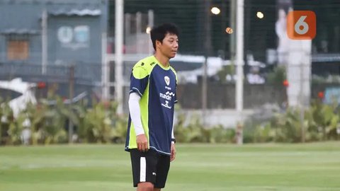 Pemain Timnas Indonesia, Ramadhan Sananta (kanan) bersama asisten pelatih, Yeom Ki-hun mengikuti sesi latihan di Lapangan A, Kompleks Gelora Bung Karno, Senayan, Jakarta, Sabtu (31/8/2024)