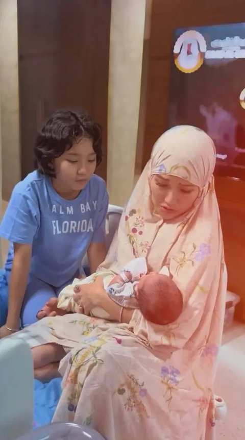 Potret kenangan Ayu Ting Ting bareng baby Zoltan keponakannya yang baru saja meninggal (sumber: Instagram/ayutingting92)