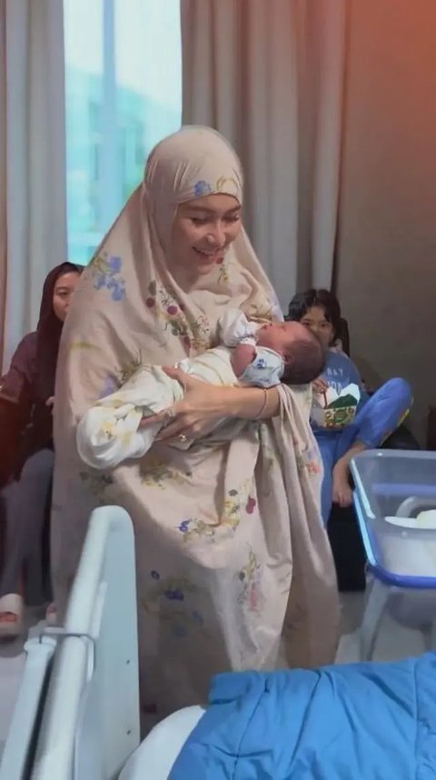 Potret kenangan Ayu Ting Ting bareng baby Zoltan keponakannya yang baru saja meninggal (sumber: Instagram/ayutingting92)