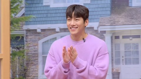 Potret Anniza Aziza Semringah Bisa Peluk Ji Chang Wook dari Belakang, Begini Reaksi Raditya Dika<br>