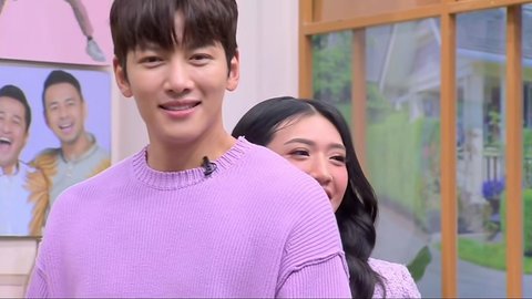 Annisa Aziza tampil mengenakan baju yang warnanya senada dengan Ji Chang Wook dan memeluk sang aktor dari belakang dalam adegan tersebut.<br><br>