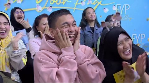 Raditya Dika, yang menyaksikan istrinya memeluk Ji Chang Wook, terlihat heboh dan menunjukkan reaksi yang mengundang tawa.<br><br>