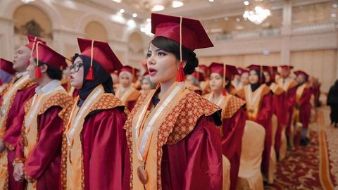 Cantik Kenakan Kebaya Biru, 8 Potret Wisuda Dinar Candy dan Alasan Kuliahnya