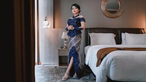 Dengan balutan kebaya biru, Dinar Candy terlihat sangat cantik dan anggun. Meskipun lulus S1 di usia 31 tahun, Dinar tetap totalitas dalam berpenampilan di hari wisudanya.