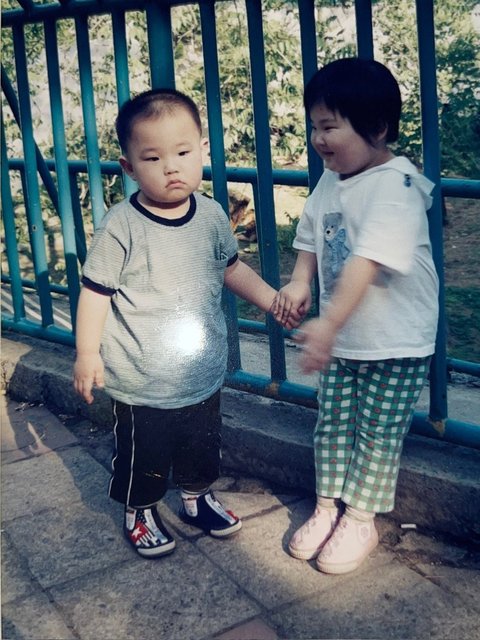 Foto masa kecil Hoshi bersama kakak perempuannya berhasil membuat fans gemas. Pipi chubby Hoshi menjadi sorotan utama dan mencuri perhatian.