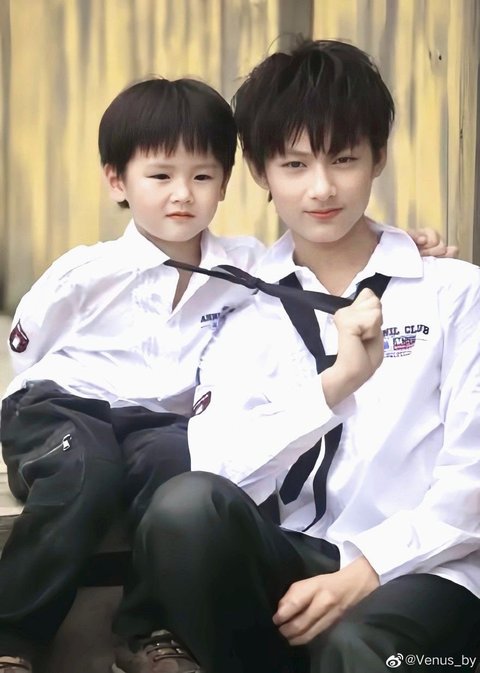 Foto masa kecil Jun dan Yangyang memukau banyak orang dengan visual mereka. Menariknya, Yangyang yang kini remaja sudah lebih tinggi dari Jun.