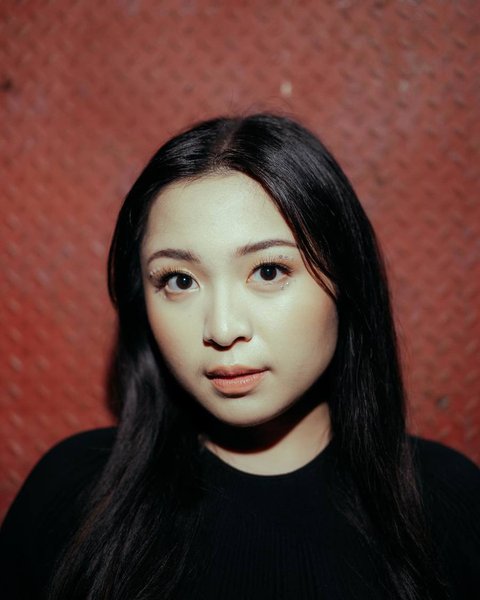 Bernadya, dengan bakat dan dedikasinya yang luar biasa, terus menunjukkan potensi besar di industri musik Indonesia. Para penggemar tentu dapat menantikan karya-karya berkualitas lebih banyak dari penyanyi muda ini di masa depan.