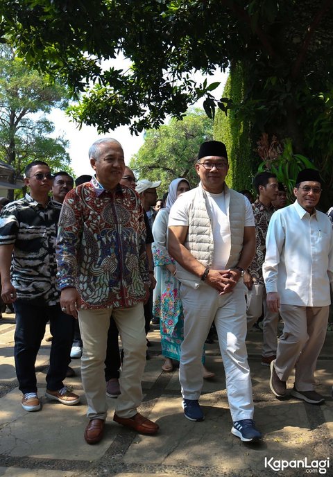 7 Foto Gaya Casual Ridwan Kamil Dengan Vest Parasut Yang Menjadi Sorotan Publik