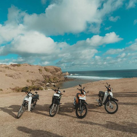 Gagahnya Member The Dudas Minus One Keliling Lombok Pakai Motor Jadul, Sempat ke Sirkuit Mandalika