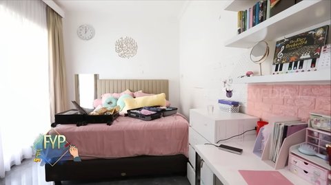 Sementara ruangan lain didominasi warna putih, kamar tidur Maryam, putri sulung Oki Setiana Dewi, menghadirkan nuansa pink lembut yang memberikan kesan feminin dan manis.<br>