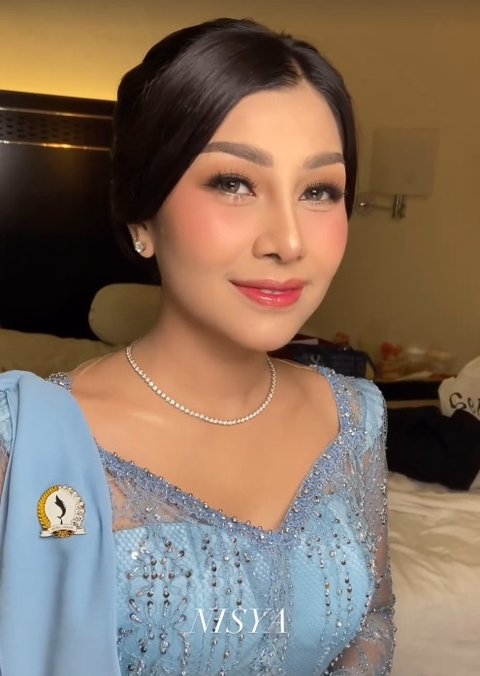 Nisya Ahmad tampil anggun dengan kebaya biru muda saat pelantikannya. Ia memilih untuk menyerahkan urusan makeup kepada MUA andalannya.<br>