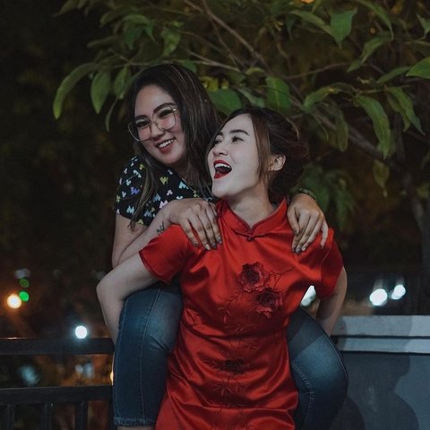 Kakak Nella Kharisma, Ratih Faradinna, baru-baru ini diketahui berprofesi sebagai sinden. Selain itu, Ratih juga tak jarang tampil membawakan lagu dangdut dengan suara merdunya yang setara dengan kemampuan adiknya.<br>