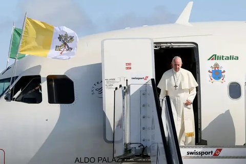 Paus Fransiskus menyampaikan pesan saat memimpin Misa Malam Paskah di Basilika Santo Petrus, Vatikan, Sabtu (11/4/2020). Paus mengatakan bahwa ketakutan orang-orang saat ini sama seperti k