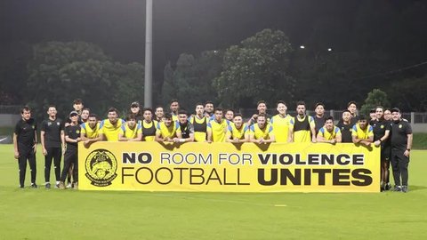 Para pemain starting XI Timnas Malaysia berfoto sebelum dimulainya laga kedua Grup E Piala Asia 2023 menghadapi Bahrain di Jassim bin Hamad Stadium, Al Rayyan, Qatar, Sabtu (20/1/2024) sor