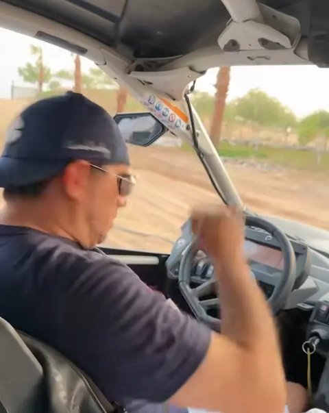 Angel Karamoy Jajal Offroad di Padang Pasir Dubai (Sumber: Instagram/realangelkaramoy)
