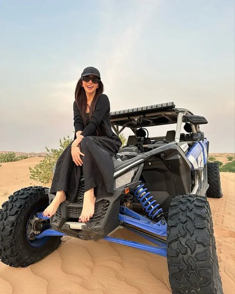 Angel Karamoy Jajal Offroad di Padang Pasir Dubai (Sumber: Instagram/realangelkaramoy)