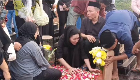 Momen Pemakaman Keponakan Ayu Ting Ting